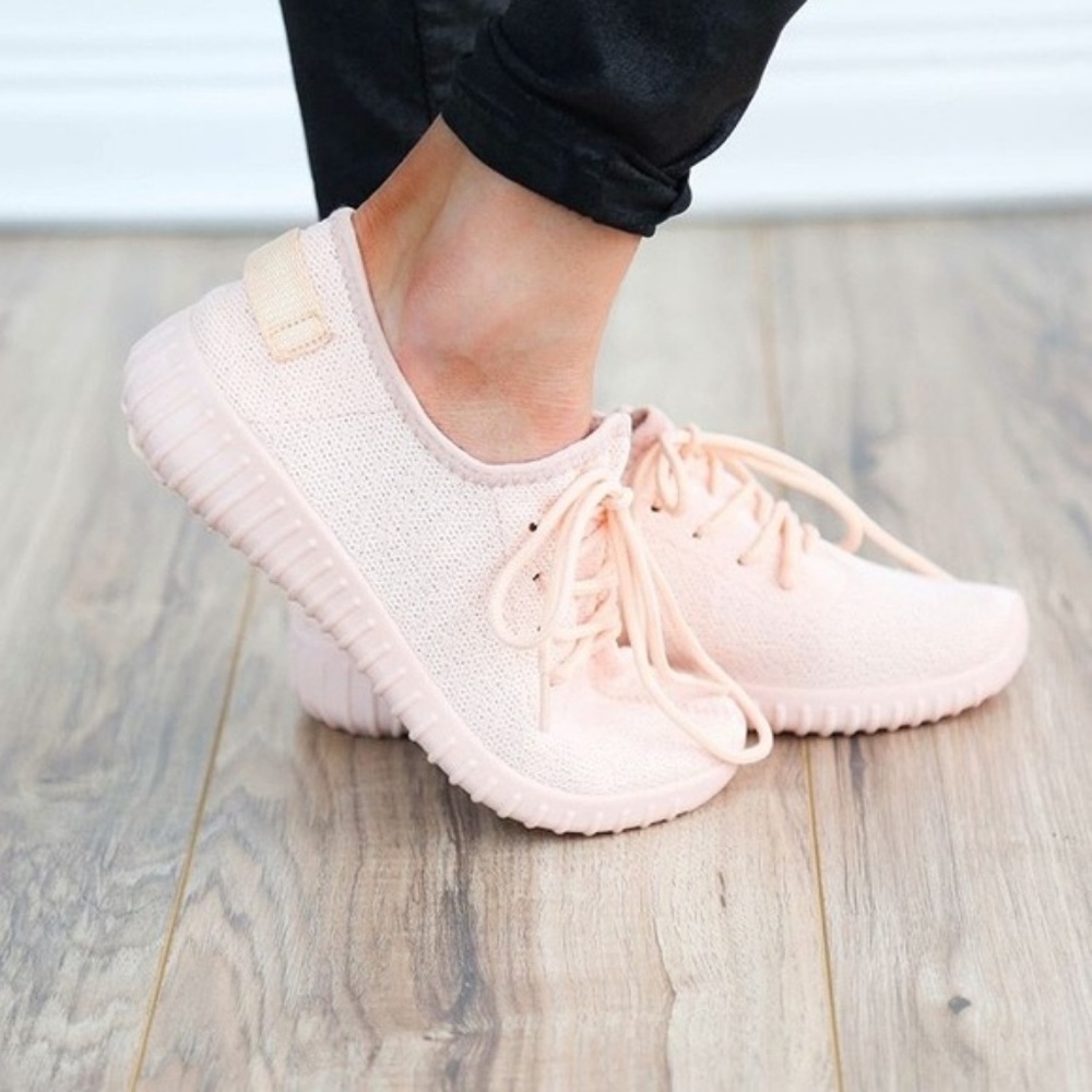 Tennis shoes
